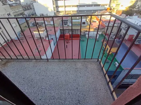 BUEN DTO DE UN AMBIENTE AL FRENTE CON BALCON Bolivar al 600