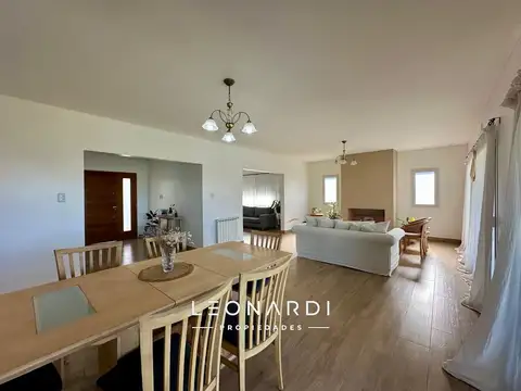 Casa en Venta con 2 cocheras