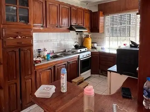 CASA PARA DOS FAMILIAS, ESCUCHAN OFERTAS 