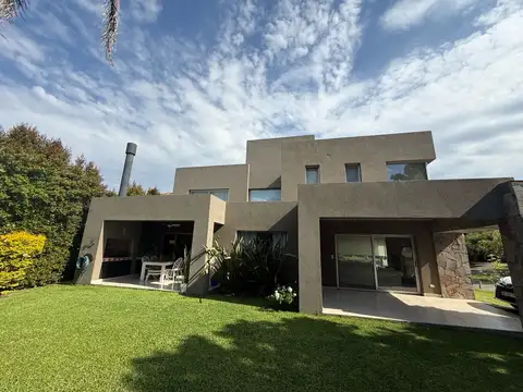 Casa en Venta con 4 cocheras