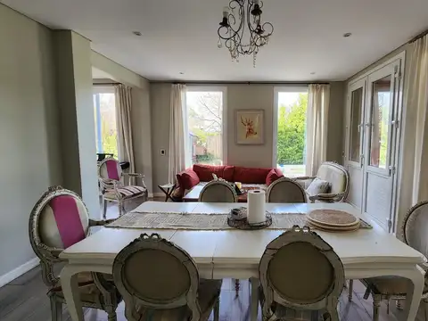 Casa en Alquiler con 2 cocheras