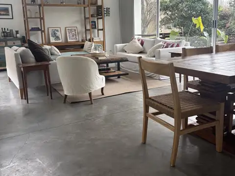 Casa en Alquiler con 2 cocheras