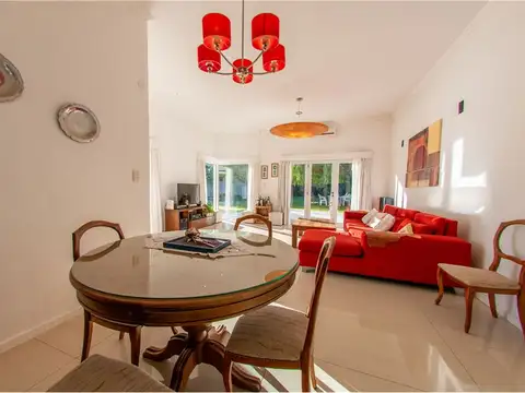 Casa en Venta con 3 cocheras