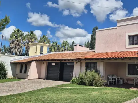 Casa 12 ambientes con 4 baños