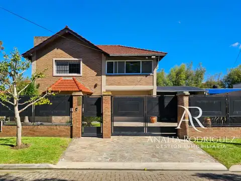 VENTA - CASA DE 4 AMBIENTES SOBRE LOTE DE 573 m² - PILETA, DEPENDENCIA, GRAN PARQUE Y COCHERAS – BELEN DE ESCOBAR