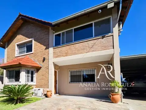 VENTA - CASA DE 4 AMBIENTES SOBRE LOTE DE 573 m² - PILETA, DEPENDENCIA, GRAN PARQUE Y COCHERAS – BELEN DE ESCOBAR