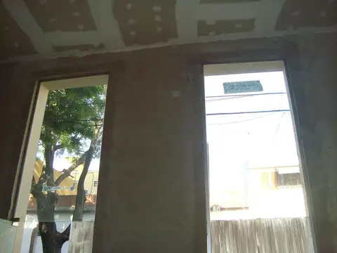 Local de 40 mts.2 de gran altura al frente.