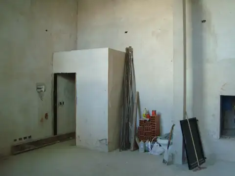 Local de 40 mts.2 de gran altura al frente.