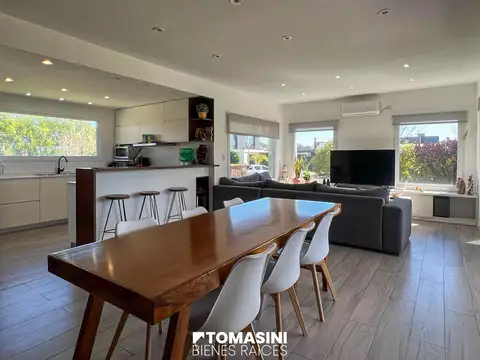 Casa 4 ambientes con 2 baños