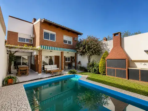 Venta casa de cuatro dormitorios con jardin, cochera, pileta y parrillero. Rosario, Ludueña
