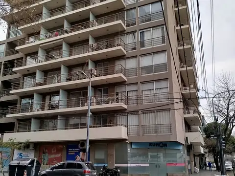 ALQUILO LUMINOSO Y AMPLIO MONOAMBIENTE. COCHERA FIJA INCLUIDA.