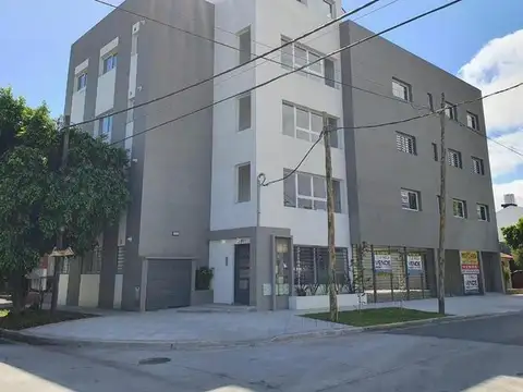 DEPARTAMENTO 3 AMBIENTES A ESTRENAR CON COCHERA P/ 2 AUTOS.