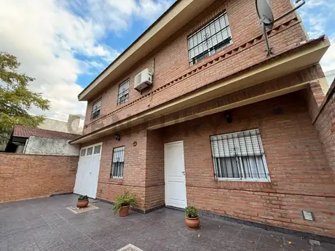 Venta Casa 5 ambientes con cochera doble y patio en Villa Udaondo