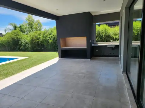 CASA EN VENTA 4 AMBIENTES HARAS SANTA MARÍA