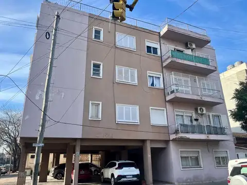 Depto tres ambientes con dos cocheras