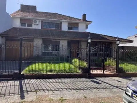Chalet en Alquiler - Hermoso Jardin con pileta - A 400mts de Av Santa Fe ¡Imperdible!