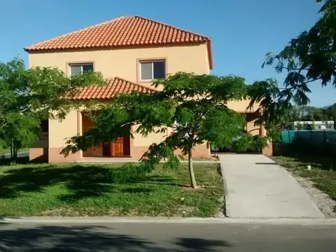 VENTA CASA 4 AMBIENTES PILAR DEL ESTE, PILETA