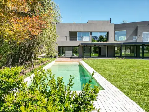 Casa en Venta con 4 cocheras