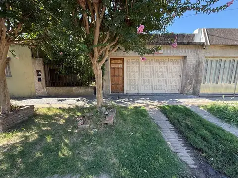 casa al frente de 2 dormitorios   cochera   patio   terraza y segunda unidad al fondo