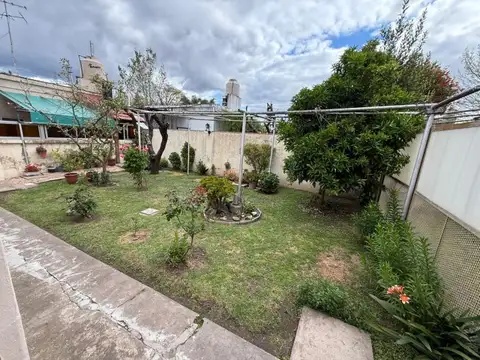 Venta Casa 4 ambientes con depto 3 ambientes en Morón. Financiacion