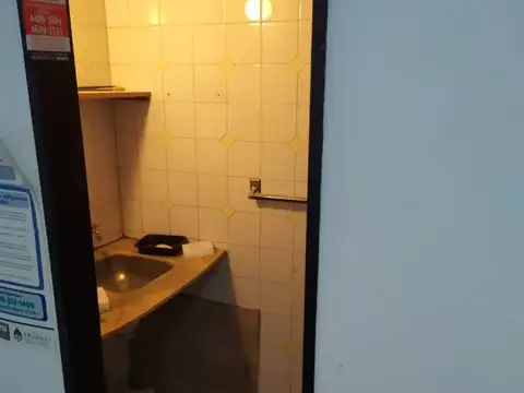 MORON CENTRAL A 7 CUADRAS DE LA EST-LOCAL DE 3,50 x 8 DIVISIBLE-PB A / RUBROS VARIOS (PROFESIONALES)