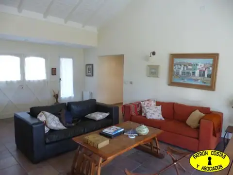 Casa 5 ambientes con 4 baños