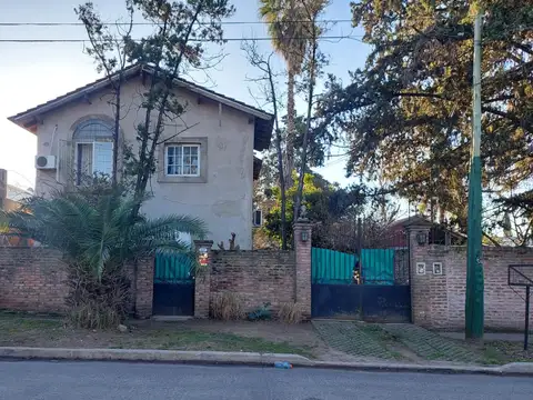 Casa 5 ambientes con 2 baños