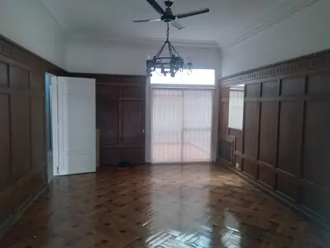 Excelente piso de 6 despachos, sala de reuniones, 3 baños, cocina y 2da planta c/comedor, terraza