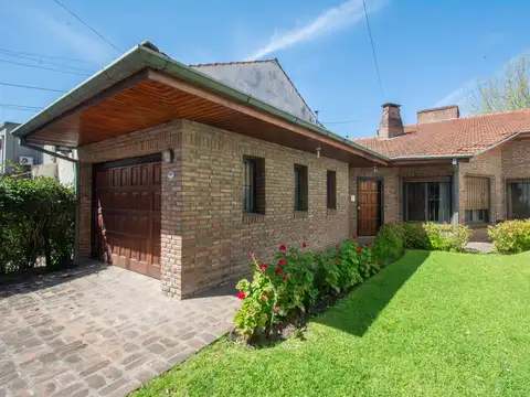 Chalet Sobre Lote de 312 m² con 2 Dorm., Jardín y Fondo Libre en Venta en la Horqueta