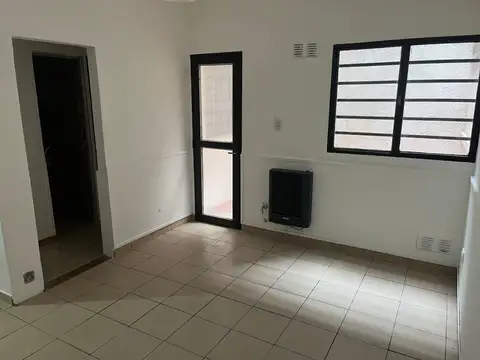Av. Rivadavia 2400. Departamento de 1 dormitorio con patio
