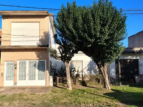 Casa en Longchamps, 4 ambientes con terreno libre