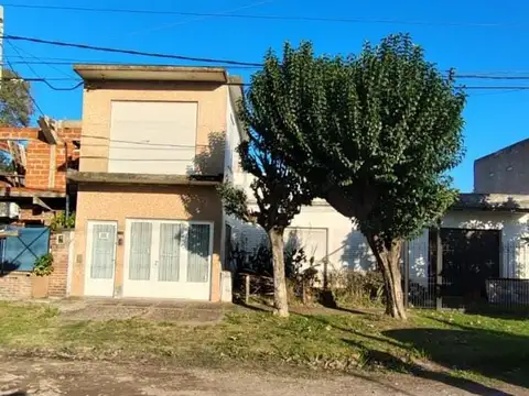 Casa en Longchamps, 4 ambientes con terreno libre