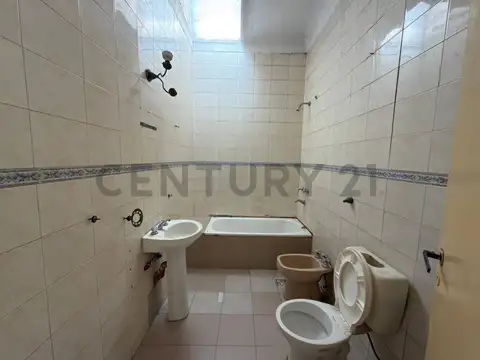Casa en Alquiler con 2 cocheras