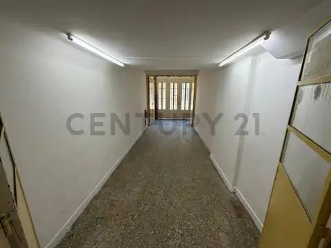 Casa 13 ambientes con 4 baños