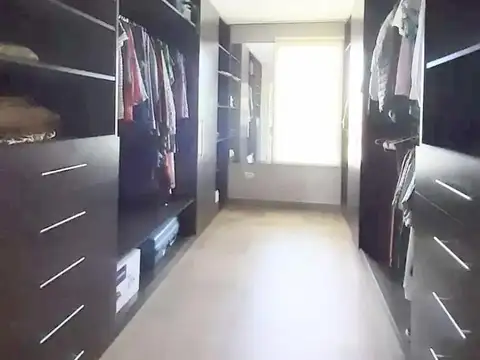 Excelente casa de 2 plantas en Barrio cerrado