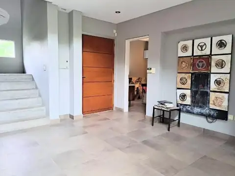 Excelente casa de 2 plantas en Barrio cerrado