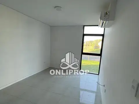 Casa en Alquiler con 2 cocheras