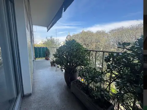 Luminoso departamento 4 dormitorios cochera y balcón