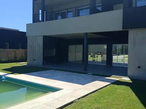 Casa 4 ambientes con 4 baños