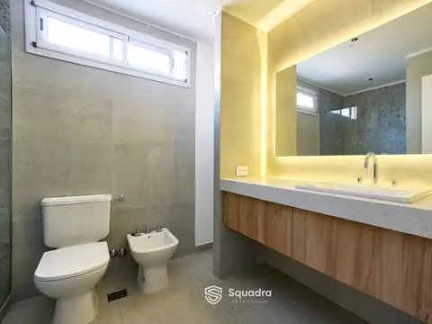 VENTA - Casa de pasillo de 2 dormitorios, patio, parrillero, y terraza - Centro, Rosario.