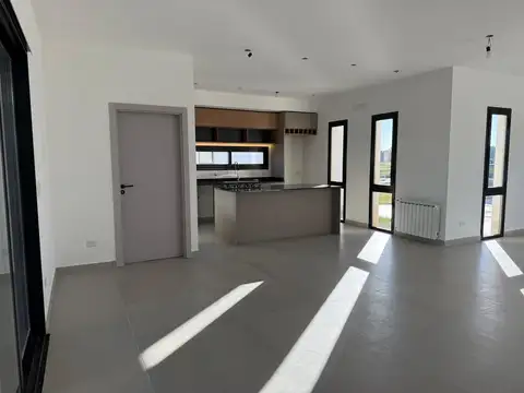 VENTA Casa a Estrenar de 4 Ambientes con Piscina en Prados del Oeste, Moreno