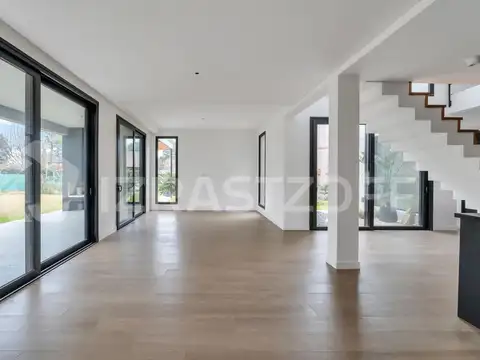 Casa en Venta con 2 cocheras