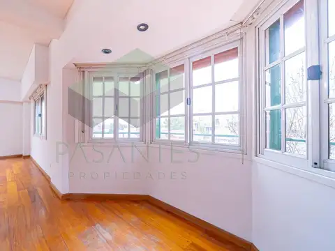 VENTA PISO 4 AMBIENTES EN QUILMES CENTRO CON BALCON, 2 COCHERAS Y BAULERA