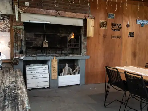 Casa 6 ambientes con 2 baños