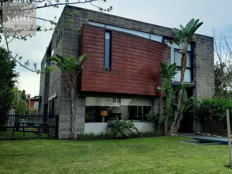Casa 8 ambientes con 3 baños