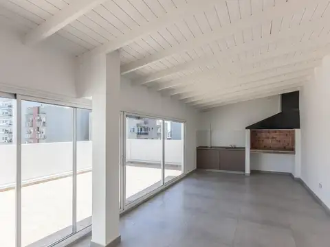 Duplex en venta de 5 ambientes con balcón corrido, quincho con parrilla y terraza, en Caseros
