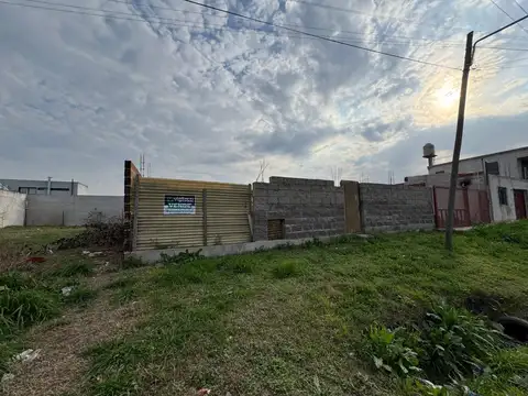 LOTE CON MEJORAS EN BERAZATEGUI U$S 45.000.-