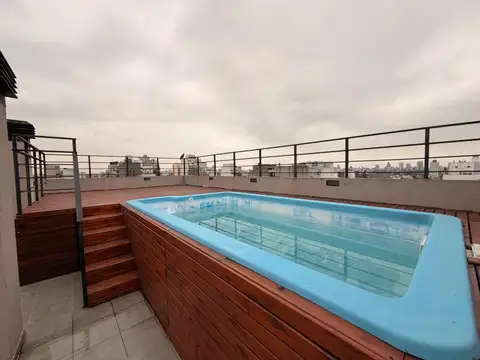 2 amb fte semipiso con balcon. Edif con Piscina y Parrilla.-