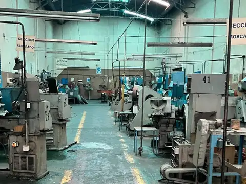 Galpón de gran tamaño con oficinas y vestuario