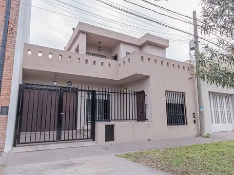 VENTA CASA 4 DORMITORIOS C/COCHERA/PATIO/CREDITO